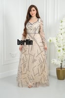 فستان بيج هندسي مطرز بأكمام شفافة وحزام لامع