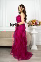 فستان سهرة بأكتاف مكشوفة وكشكش فخم