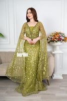 فستان سهرة ماكسي ضيق مطرز بأكمام كيب كموني