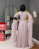 فستان سهرة مزين بشك بأكمام كيب لون لحمي