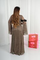 فستان طويل بلمعة برباط عالخصر بأكمام كيب لون بني