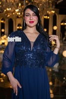 فستان سهرة طويل كحلي مطرز بترتر لامع مع أكمام شيفو...