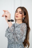 فستان سهرة بتصميم ملكي أنيق مزين بالتطريز اللامع و...