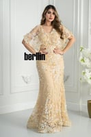 فستان سهرة بيج مطرّز بالكامل بتفاصيل ورود ثلاثية ا...