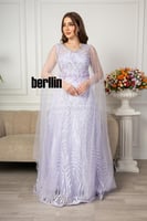 فستان سهرة طويل مطرز بفلاور ومميز بكم كيب على الكت...