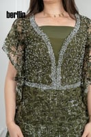 فستان سهرة أنيق مزين بالتطريز اللامع كاب أنيق وأكم...