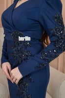 فستان سهرة مميز بالخرز ومطرز بالفصوص على الخصر وال...