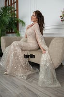 فستان سهرة ماكسي ضيق مطرز بأكمام كيب بيج