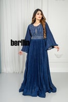 فستان بليسية بأكمام كيب مفتوحة مزين بالفصوص لون كح...