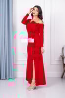 فستان بأكتاف مكشوفة زهور بارزة لون احمر