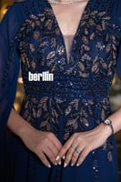 فستان سهرة طويل كحلي براق مطرز بتصميم أنيق مع أكما...