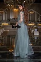 فستان سهرة طيف الزمرد بكاب تول مطرّز وزهور ثلاثية