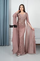 فستان سهرة طويل بأكمام كيب مطرز ومزين بالفصوص لون...