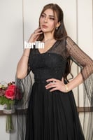 فستان سهرة بلون اسود بتطريز لامع وأكمام شفافة أنيق...