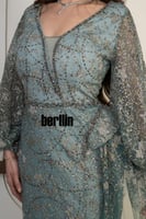 فستان سهرة اخضر ساجي مطرّز بتفاصيل فاخرة وأكمام شف...