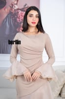 فستان بيج مع تصميم درابية على الصدر يتميز بأكمام و...