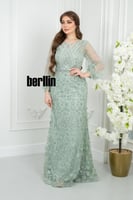 فستان سهرة أخضر نعنـاعي مطرز بزهور خرزية وأكمام بل...