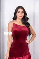 فستان مخمل يتميز بقصة مائلة في الصدر وبقصة كلوش لو...