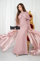 فستان الوردي الملكي بشال لؤلؤي وذيل ساتان فاخر