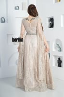 فستان سهرة طويل مطرز بتصميم كيب ريش فخم