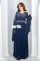 فستان سهرة كحلي مطوي بالكامل بحزام لامع وأكمام فرا...