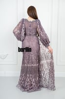 فستان سهرة أنيق بتصميم يتميز بتطريز فاخر مع أكمام...