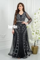 فستان سهره اسود مطرز بنمط هندسي وأكمام شفافة