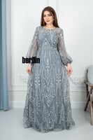 فستان سهرة بتصميم ملكي أنيق مزين بالتطريز اللامع و...