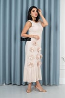 فستان بيج ناعم بتفاصيل راقية ومميز بوردة ثلاثية ال...