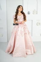 فستان سهرة وردي بأكتاف مكشوفة مزينة بورود