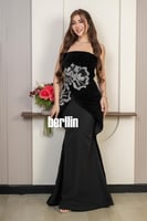 فستان سهرة أسود أنيق بتصميم سترابلس وتطريز فضي فاخ...