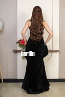 فستان سهرة أسود أنيق بتصميم سترابلس وتطريز فضي فاخ...