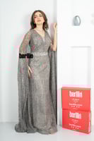 فستان سهرة مزين بالفصوص بأكمام كيب لون رصاصي فاتح