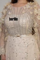 فستان سهرة ملكي بلون بيج بتطريز فاخر وورود ثلاثية...