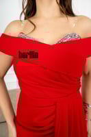 فستان أنيق بتفاصيل الفصوص اللامعة لون احمر