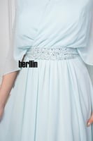 فستان سهرة شيفون ذيل مزين بالفصوص لون سماوي