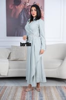 فستان سهرة تيفاني فاتح أنيق بقصة ملفوفة وتطريزات ل...