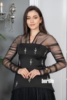 فستان اسود طويل أنيق بتصميم فاخر وتطريزات كرستالية...