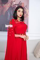 فستان أحمر طويل بأكمام كيب مزينة بكريستال