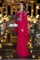 فستان سهرة طويل أحمر مطرز بالفضي مع أكمام كاب انسي...