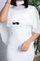 فستان سهرة أبيض ملكي بتصميم أنيق ولمسات فاخرة كرست...