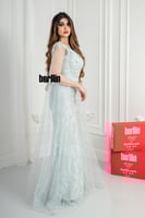 فستان سهرة ماكسي ضيق مطرز بأكمام كيب تيفاني فاتح