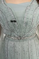 فستان سهره مزين بالريش والفصوص بأكمام كيب لون تيفا...