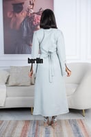 فستان سهرة تيفاني فاتح أنيق بقصة ملفوفة وتطريزات ل...