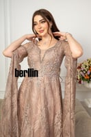 فستان سهرة مع تفاصيل كيب على الكتف وتطريز كامل لون...