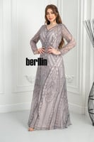 فستان سهرة بنقشة فهد مطرّز بتفاصيل فاخرة وأكمام شف...