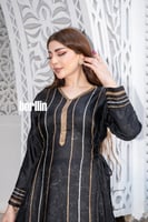 جلابية سوداء أنيقة بخطوط ذهبية فاخرة