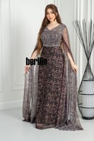 فستان سهرة بنقشة فهد مطرّز بتفاصيل فاخرة وأكمام شف...