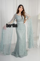 فستان سهرة مزين بالفصوص بأكمام كيب لون تيفاني فاتح