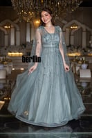 فستان سهرة طيف الزمرد بكاب تول مطرّز وزهور ثلاثية